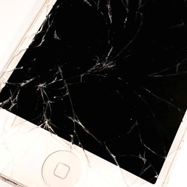 破損したiPhone液晶ガラス