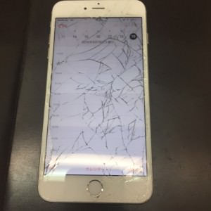 iPhone6+のガラス割れ
