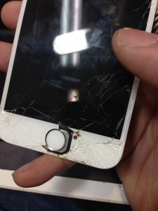 iPhone6のホームボタン周りにヒビ割れ