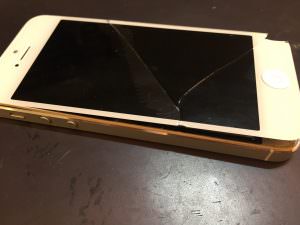 徐々にiPhoneのガラス部分が外れる