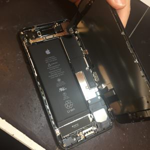 Phone7では右側にヨコに開く構造