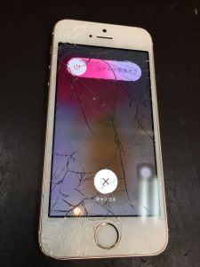 iPhoneSEガラス割れ修理前