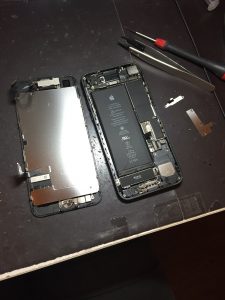 iPhone7を分解中