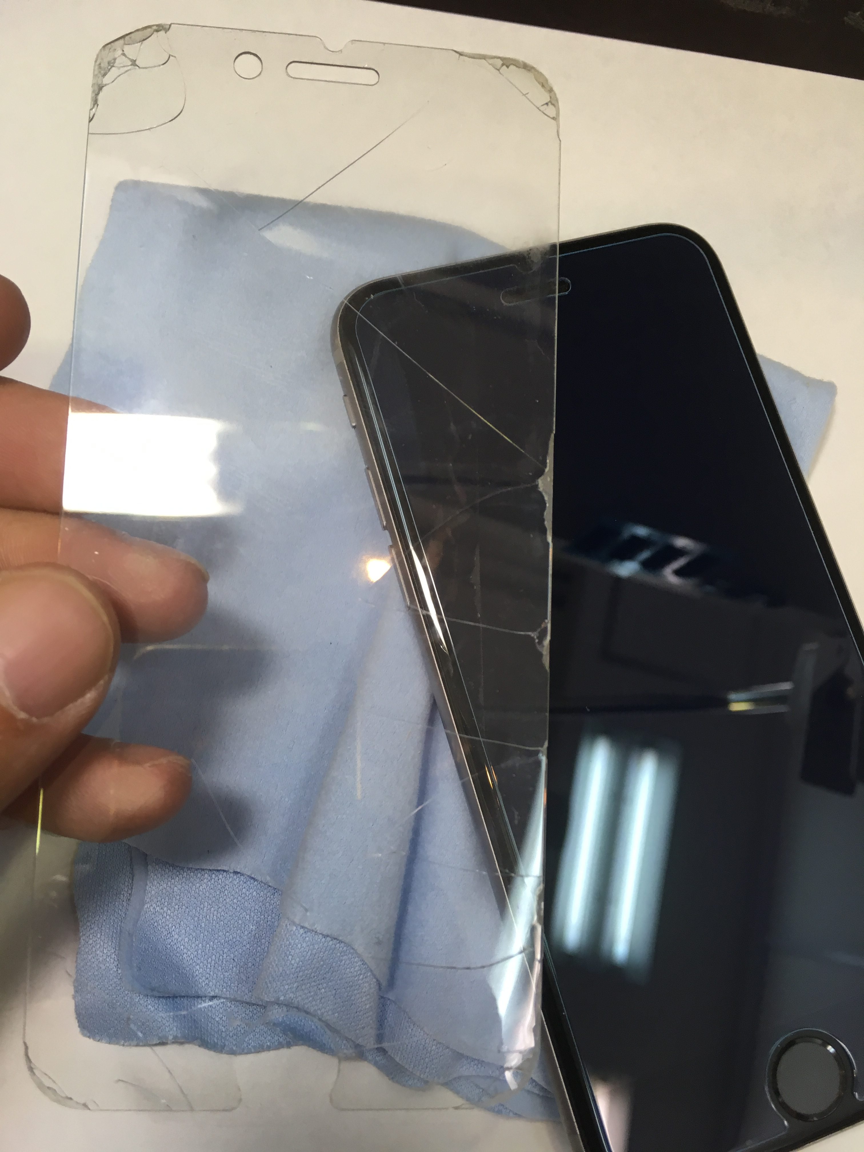 みなさま、強化ガラスフィルムの貼り換えはしていますか？ – 沖縄 iPhone修理 スマイルファクトリー
