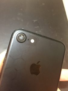 カメラガラスが割れたiPhone7