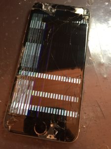 ガラス割れ、液漏れと表示不良のiPhone6