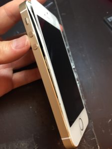 横から見ると隙間があるiPhone5s