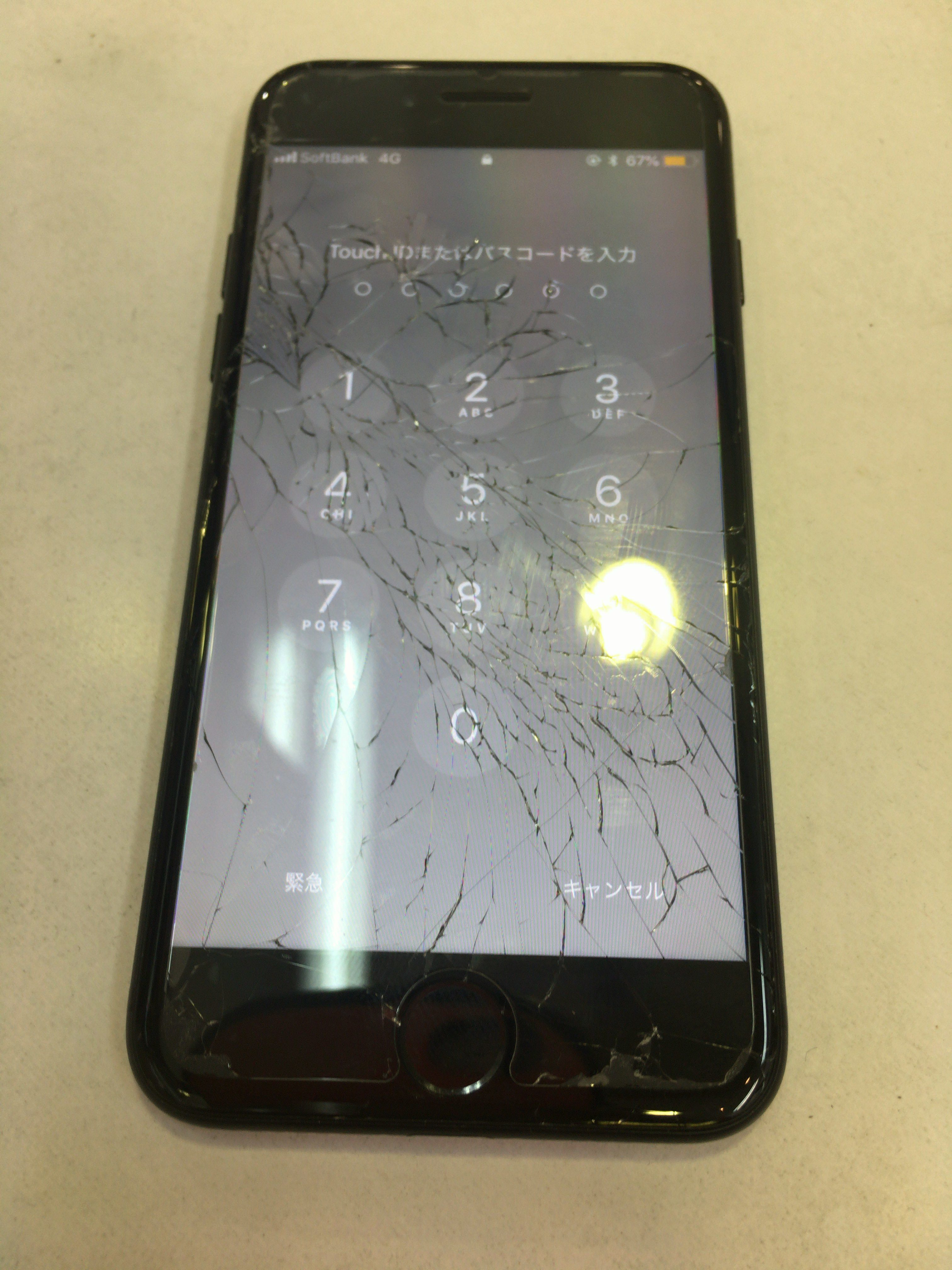 画面がヒビだらけ…iPhone7 – 沖縄 iPhone修理 スマイルファクトリー