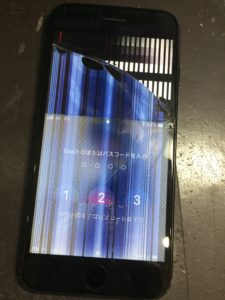 液晶まで割れて表示不良のiPhone7