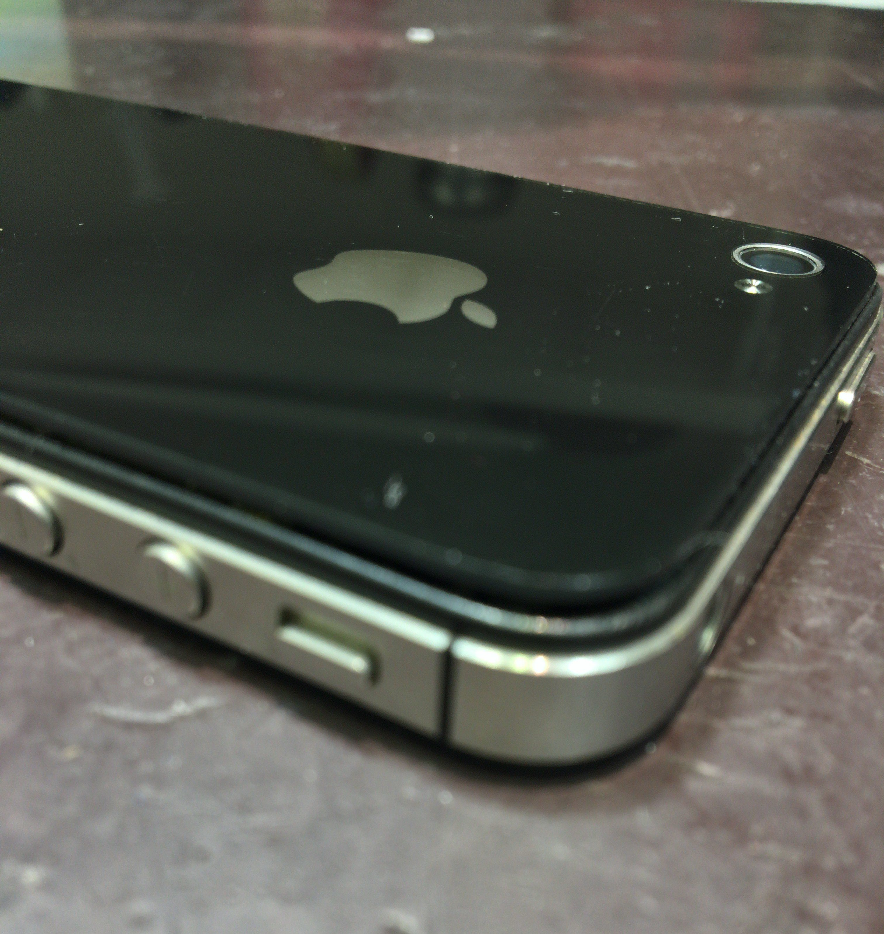 iPhone4s。バックパネルが浮いてる~ – 沖縄 iPhone修理 スマイルファクトリー