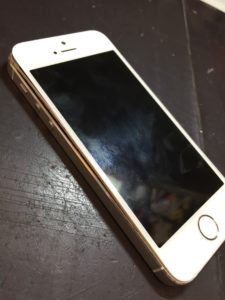 横から見るとフロントパネルが浮いて浮いてるiPhone5s