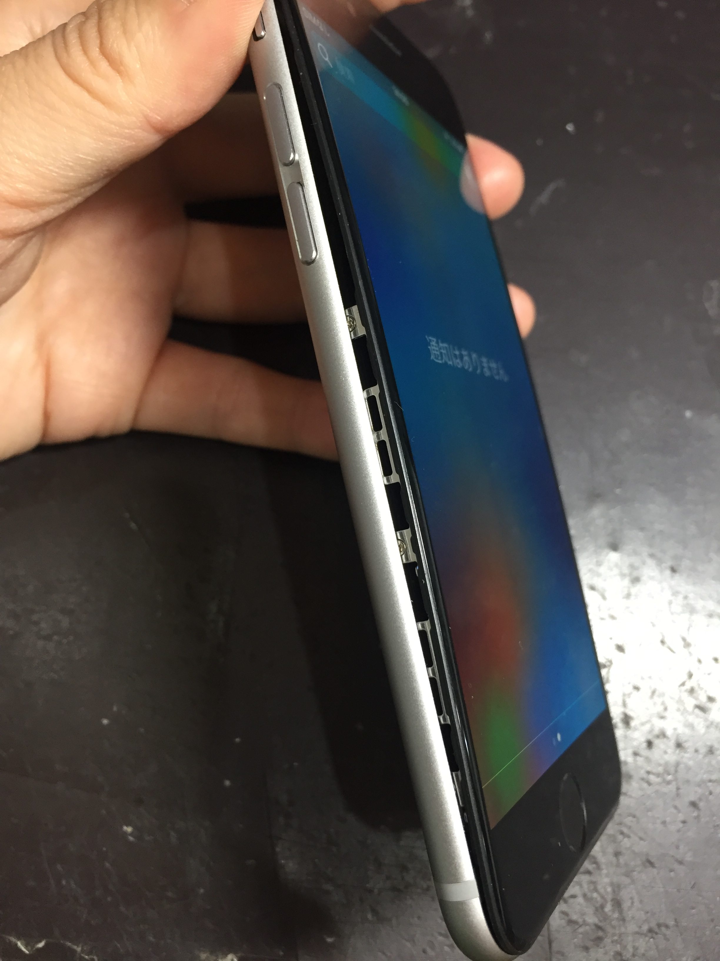 画面が盛り上がっているiphone6 沖縄 Iphone修理 スマイルファクトリー