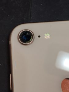 カメラのレンズカバーが割れているiPhone8