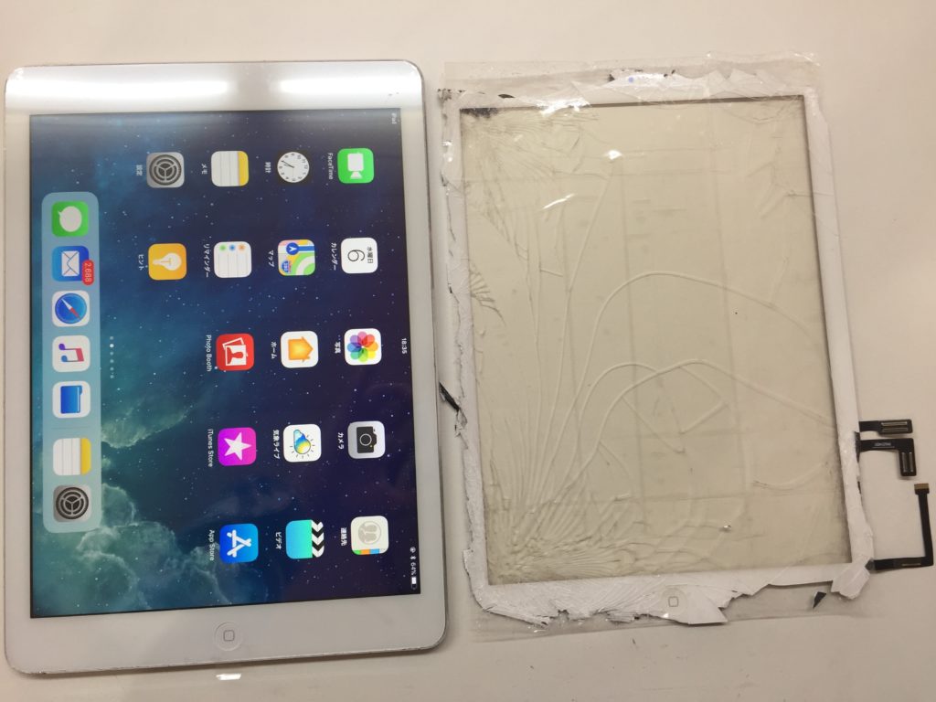 割れたガラスパネルと修理後のiPad Air