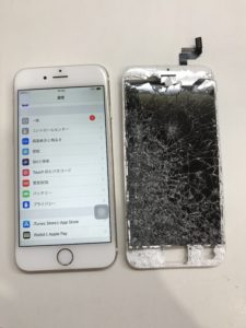 左側が修理後のiPhone6sです