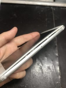 バッテリーの膨張で画面横に隙間のできたiPhone7