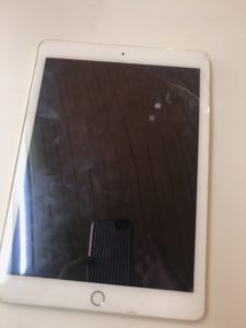 右上がガラス割れのiPad Air2