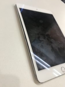 左横が開いた状態のiPad mini4