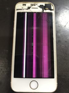 縦線の表示不良のiPhoneSE