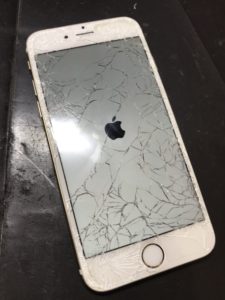 ガラスがバキバキに割れたiPhone6