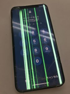 割れて縦線の表示不良とタッチ不良のiPhoneX