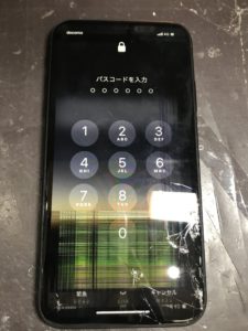 下側の破損でタッチ不良のiPhoneXR