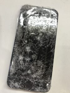 車に踏まれてガラスがバキバキのiPhone6s