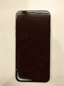 有機ELの割れでほぼ真っ暗なiPhoneX