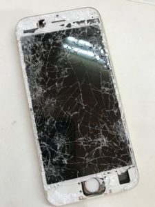 車に轢かれてバキバキに割れたiPhone6s
