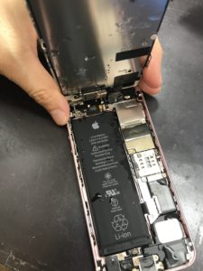 プールで水没のiPhoneSEの内部