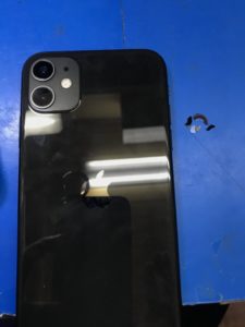 直ったiPhone11とヒビ割れてたカバーの破片