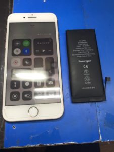 新品バッテリーをつけたiPhone8と膨張した旧バッテリー