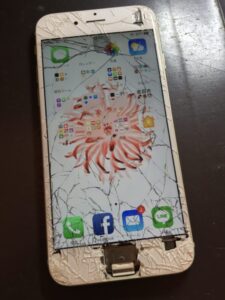 バキバキに割れてしまったiPhone6