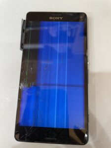 液晶が割れて縦線が出ているXperia Z3compact