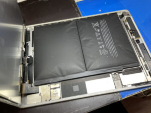 完全に膨張したiPadAir2のバッテリー