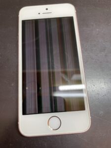 縦線とタッチ不良が出ているiPhoneSE