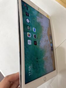 画面の側面が開いているiPad Air2