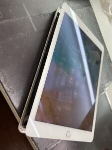 左側面が開いているiPad Air2